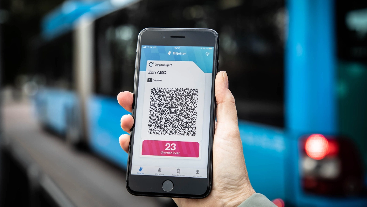 Västtrafiks app To Go på en mobil framför en buss