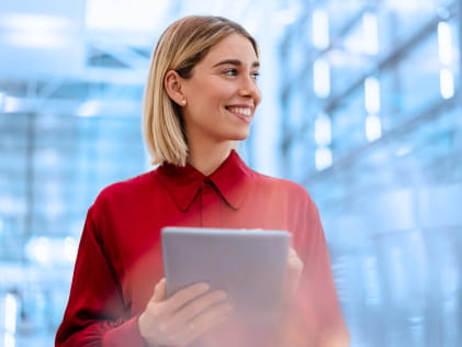 Ung kvinna som jobbar med bemanning av IT-support