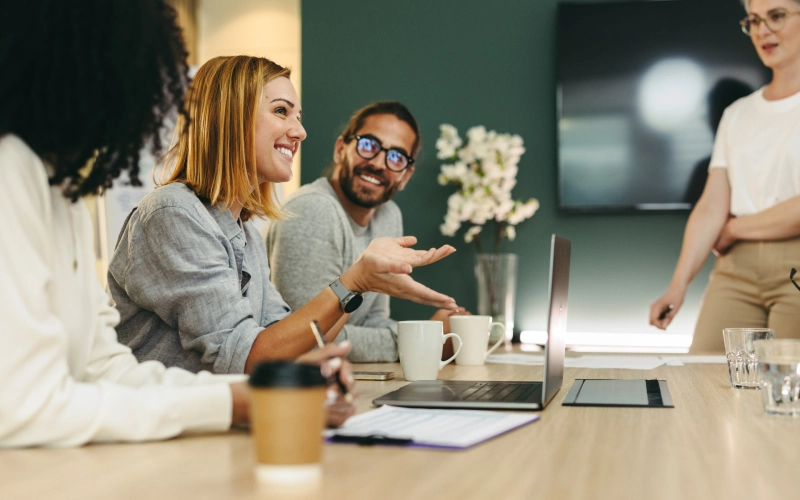 Kollegor vid mötesbord